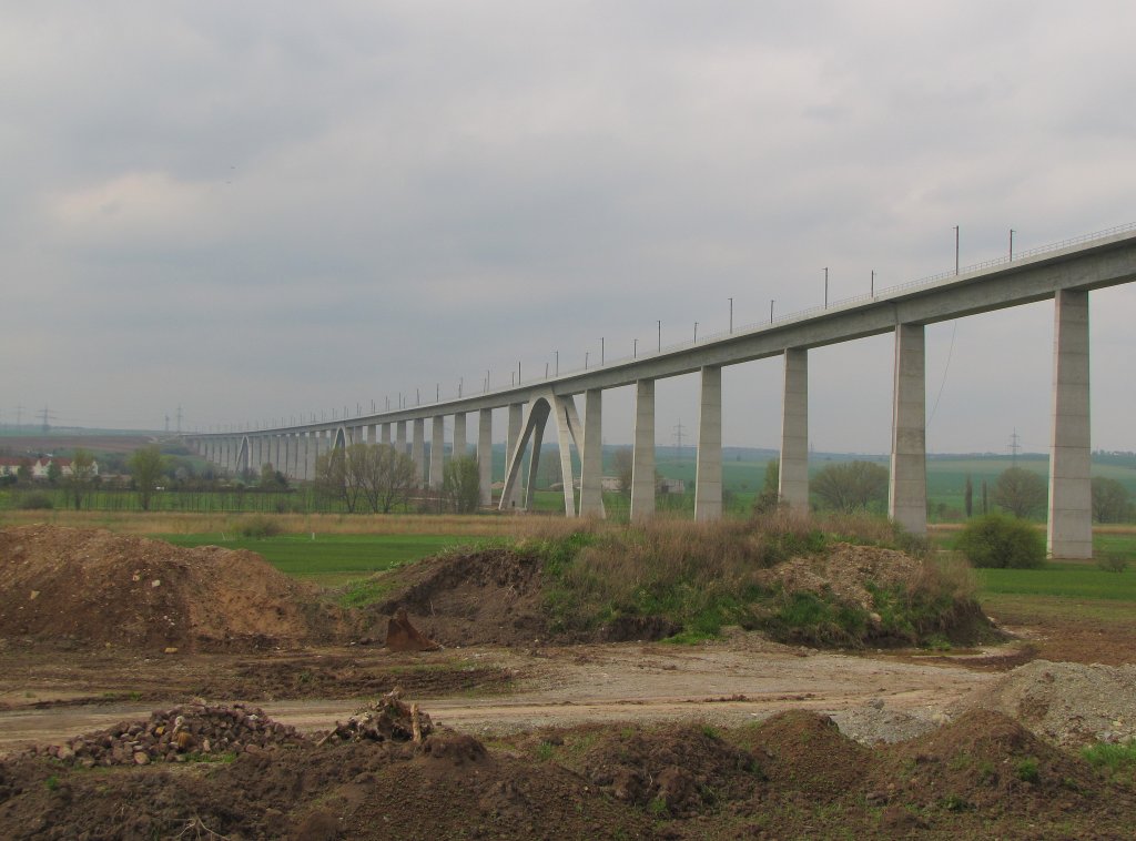 Ein Teil der neuen Unstruttalbr�cke, die zur Neubaustrecke von Erfurt nach Leipzig/Halle geh�rt, am 01.05.2013 bei Karsdorf.