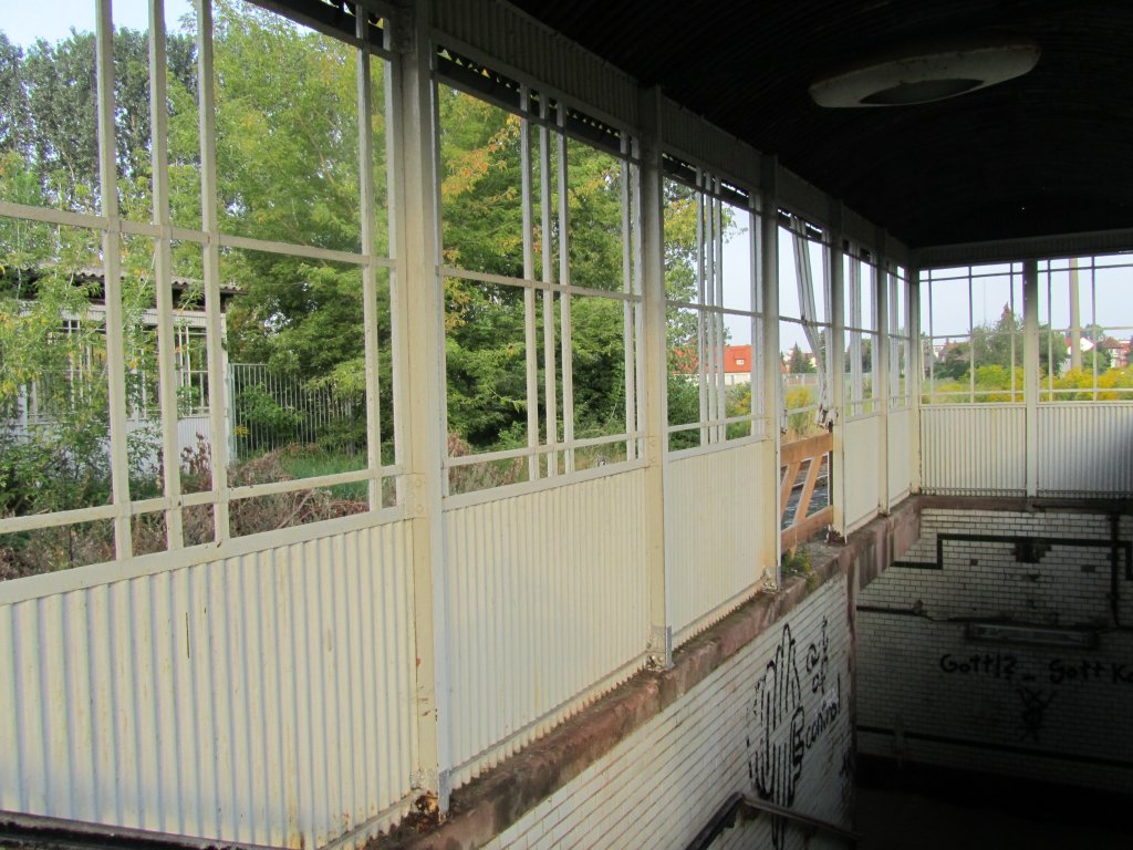 Ein Teil der noch vorhandenen �berdachung der Treppe zur Unterf�hrung am Bahnsteig in Laucha; 22.08.2011 (Foto: Dieter Thomas)