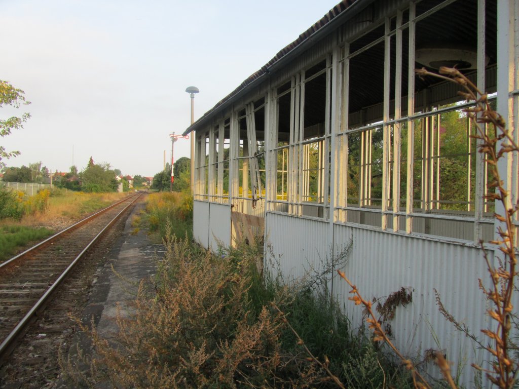 Ein Teil der noch vorhandenen �berdachung der Treppe zur Unterf�hrung am Bahnsteig in Laucha; 22.08.2011 (Foto: Dieter Thomas)
