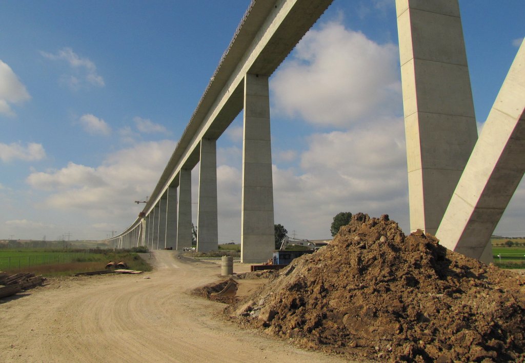 Ein Teil der vielen Br�ckenpfeiler der Unstruttalbr�cke bei Karsdorf, mit Blick in Richtung Bibratunnel; 15.09.2011