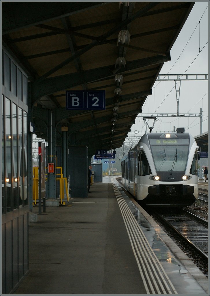 Ein THURBO GTW auf dem Weg nach Rorschach erreicht Romanshorn.
30. August 2012