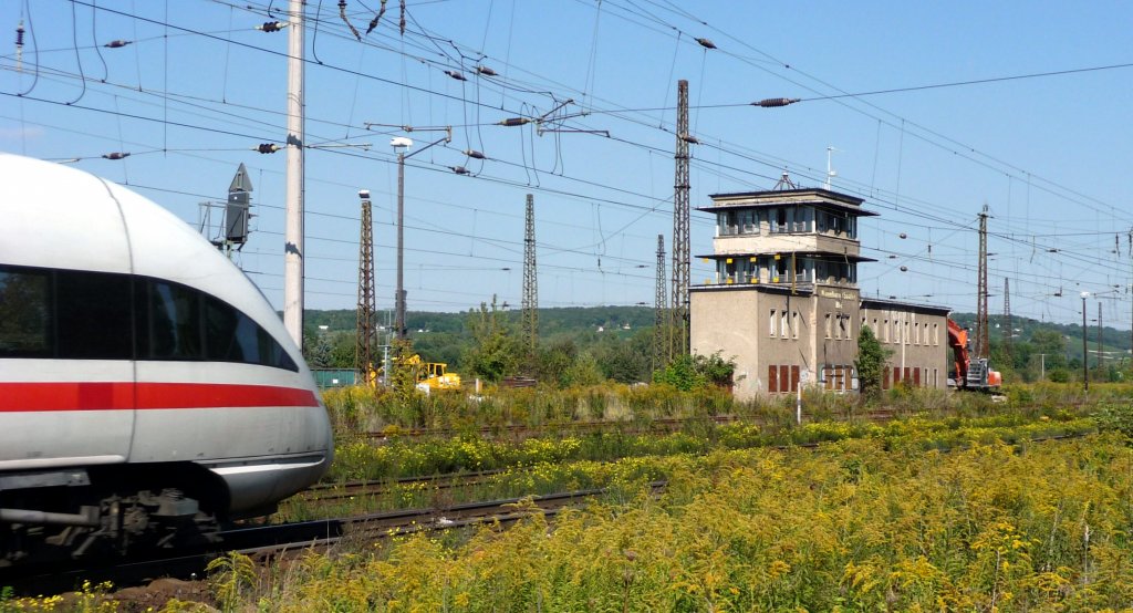 Ein Trauerspiel, Abbau von Arbeitspl�tzen und  Fernsteuerung  der Bahn. Ein Bagger wird das Stellwerk B2+W2 in Naumburg (S) Hbf dem Erdboden gleich machen; 22.09.2010 (Foto: Klaus Pollm�cher) 