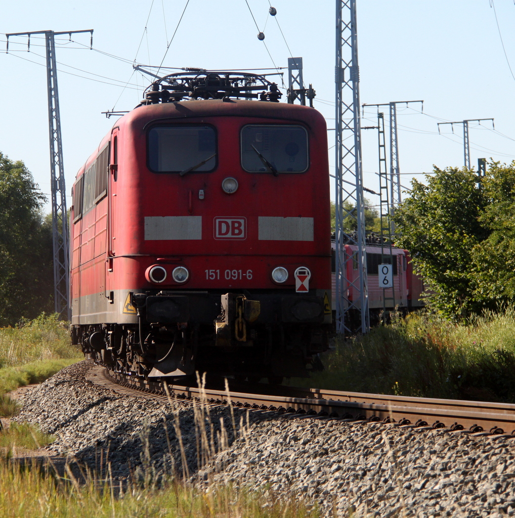 Ein traurigen anblick gab es heute am 21.07.2013 als 10x155er+ 151 091-6 von Rostock-Seehafen nach Opladen zum Bender gebracht wurden Zuglok war 185 296-1.Standpunkt Gterumfahrung Rostock Hbf