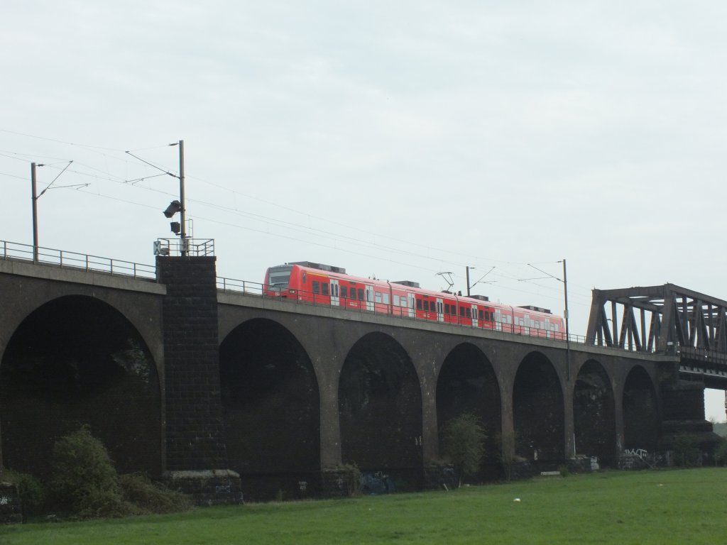 Ein Triebwagen der Baureihe 425 am 25.04.2013 auf der Rheinhausener Rheinbrcke.
RB33 -> Mnchengladbach Hauptbahnhof