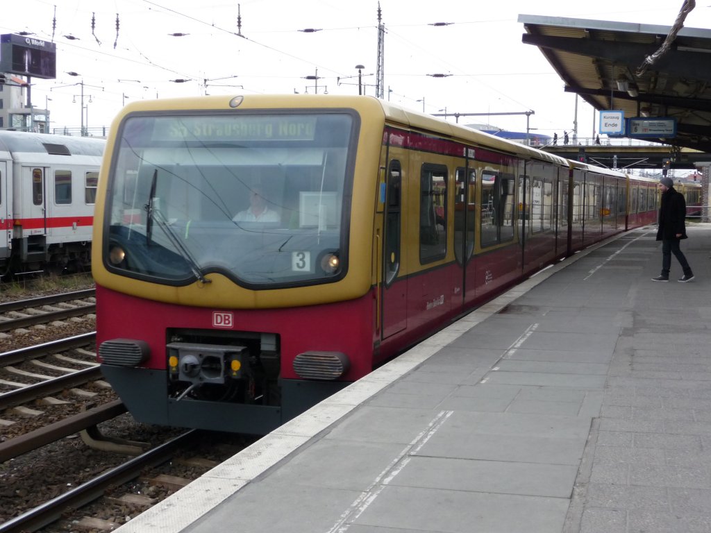 Ein Triebwagen der Baureihe 481 an der Warschauer Strae
S5 -> Strausberg Nord