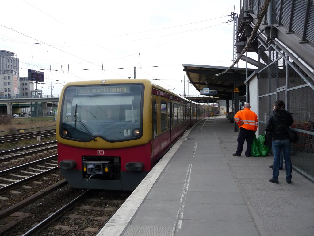 Ein Triebwagen der Baureihe 481 hlt am 09.04.2012 an der Haltestelle Warschauer Strae.
S75 -> Wartenberg