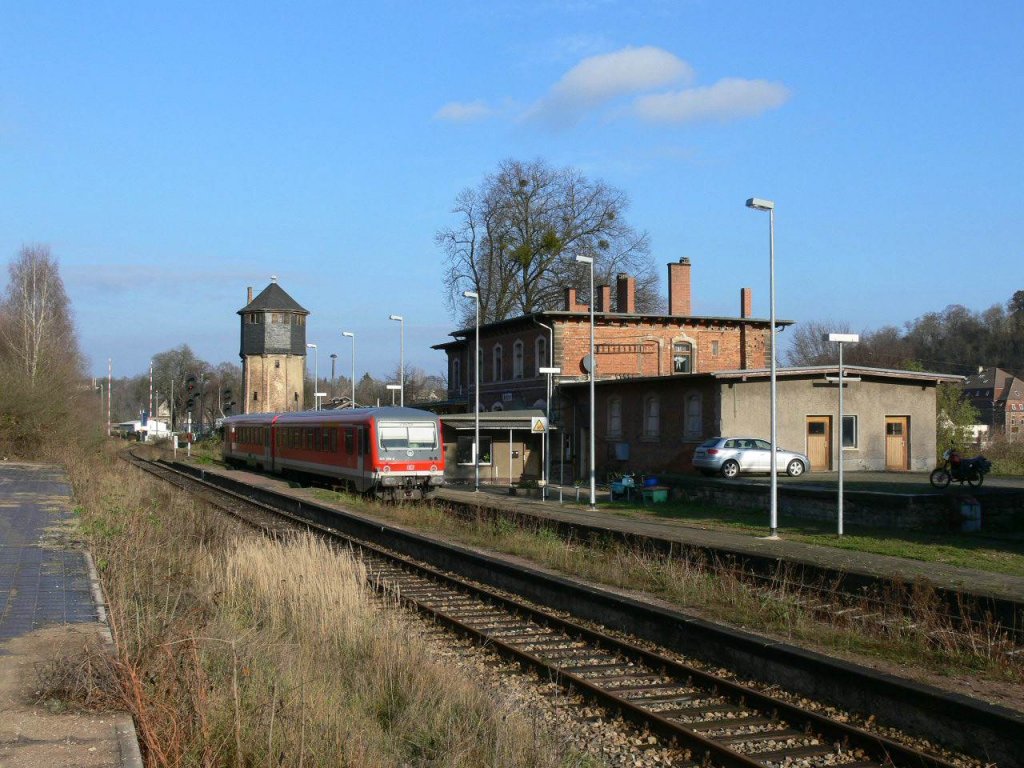 Ein Triebwagen der BR 628 wartet am 02.12.2006 im Bf Nebra auf die Ausfahrt nach Zeitz. (Foto: Carsten Klinger)