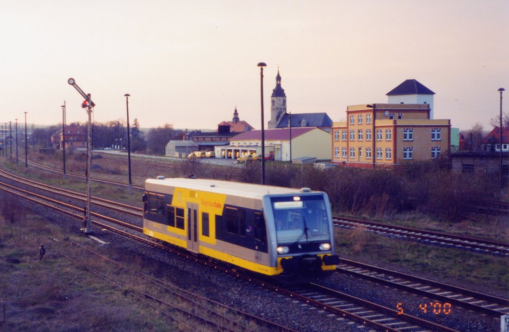 Ein Triebwagen der KEG auf der Fahrt nach Naumburg (S) Hbf, bei der Ausfahrt in Laucha; 05.04.2000 (Foto: G�nther G�bel)