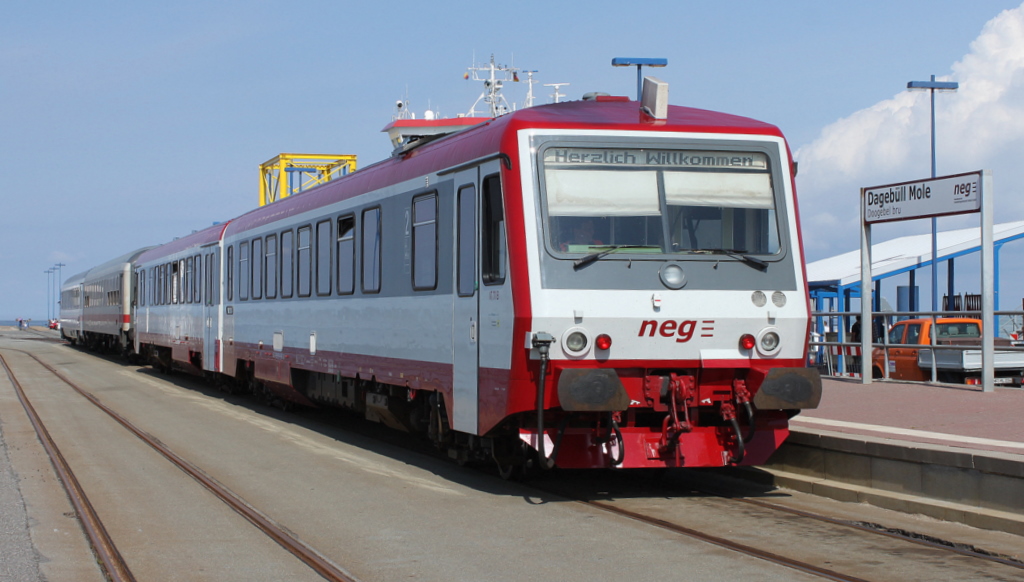 Ein Triebzug der Neg steht am 12.07.2011 am Bahnsteig in Dagebll Mole und wartet auf die Rckfahrt nach Niebll Neg