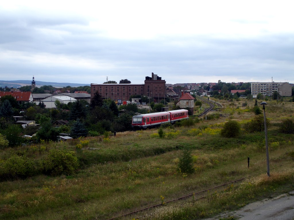 Ein Tw der BR 628 als RB von Naumburg Hbf nach Artern, bei der Einfahrt in Ro�leben; 03.09.2006 (Foto: Christof Rommel)