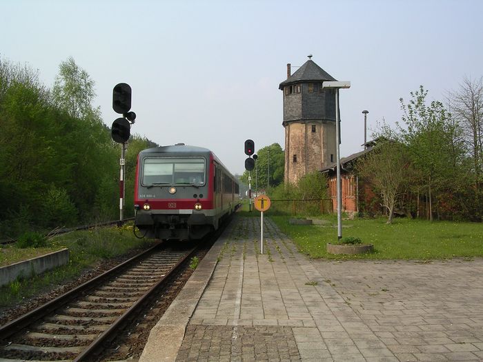Ein Tw der BR 628 als RB nach Artern, bei der Einfahrt in Nebra; 2006 (Foto: Thomas Menzel)