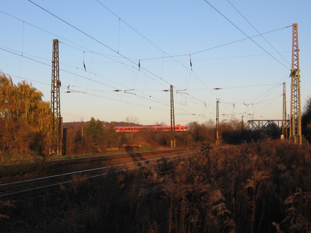 Ein Tw der BR 628 auf dem �berf�hrungsbauwerk Richtung Teuchern in Naumburg Hbf; 18.11.2006 (Foto: Hans Grau)
