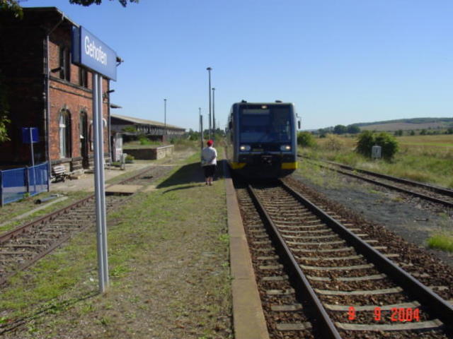 Ein Tw der KEG als RB von Naumburg Hbf nach Artern, im Bf Gehofen; 09.09.2004 (Foto: Carsten Klinger)