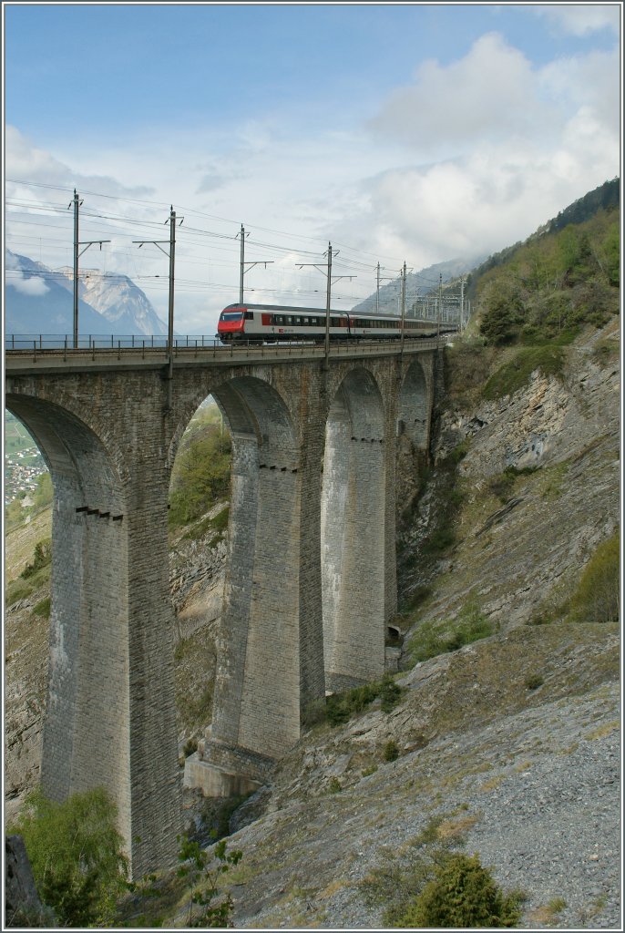 Ein Umleiter IC auf dem Luogelkin Viadukt bei Hohtenn.
04.05.2013