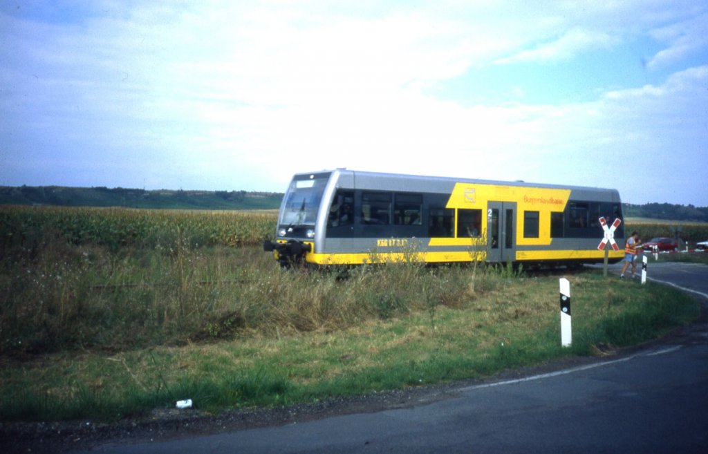 Ein unbekannter KEG VT am Bahn�bergang der L213 zwischen Karsdorf und Reinsdorf; Ende der 90er Jahre (Foto: Mario Pagenhardt)