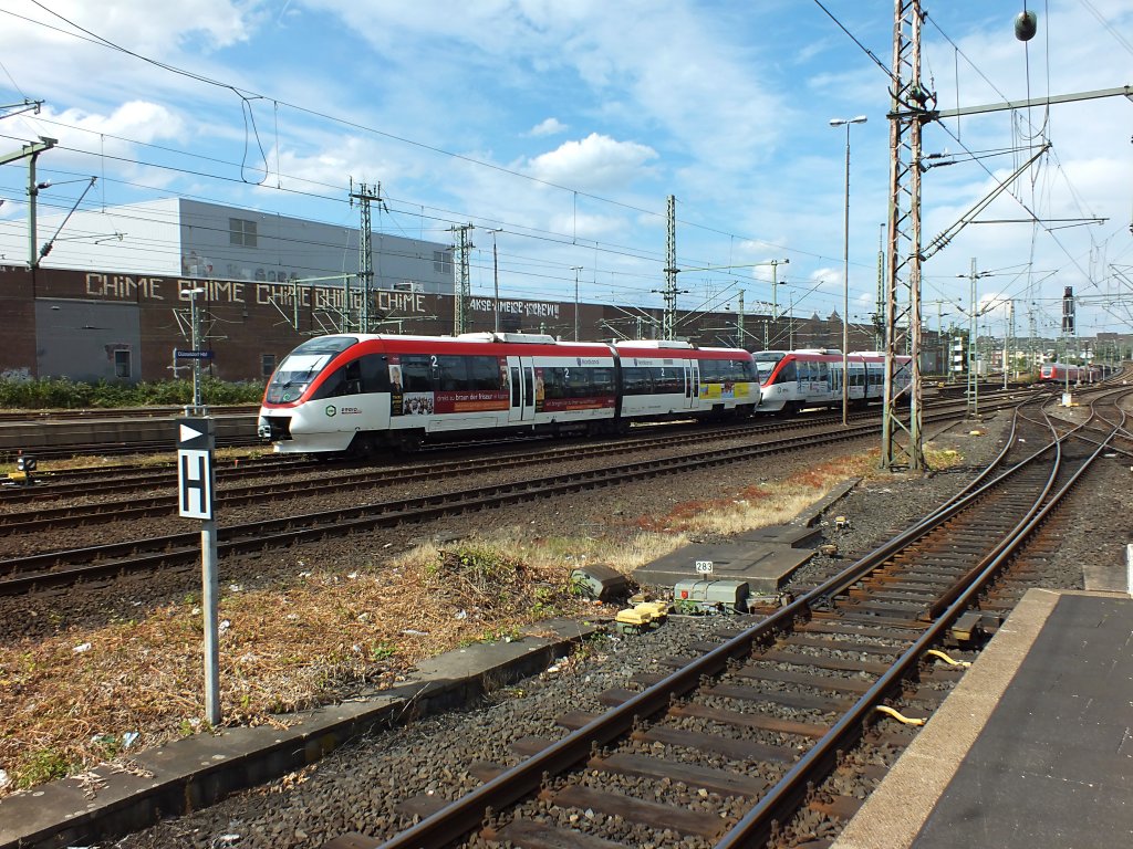 Ein unerkannt gebliebenes Regiobahn-Doppel fhrt hier gerade am 3.8.13 in Dsseldorf ein.
S28 -> Kaarst