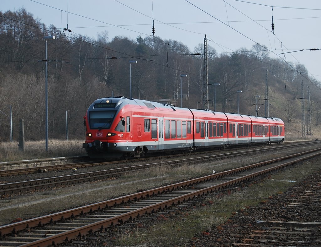 Ein unerkannter 429er rollt am 05.04.2009 in den Bahnhof Lietzow auf der Insel Rgen.Als RE aus Binz kommend fhrt er ber Stralsund nach Rostock Hbf.