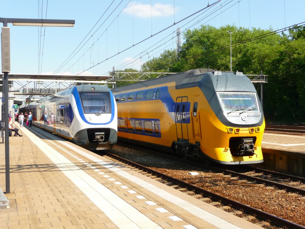 Ein VIRM und ein SLT am 02.06.2012 in Dordrecht.