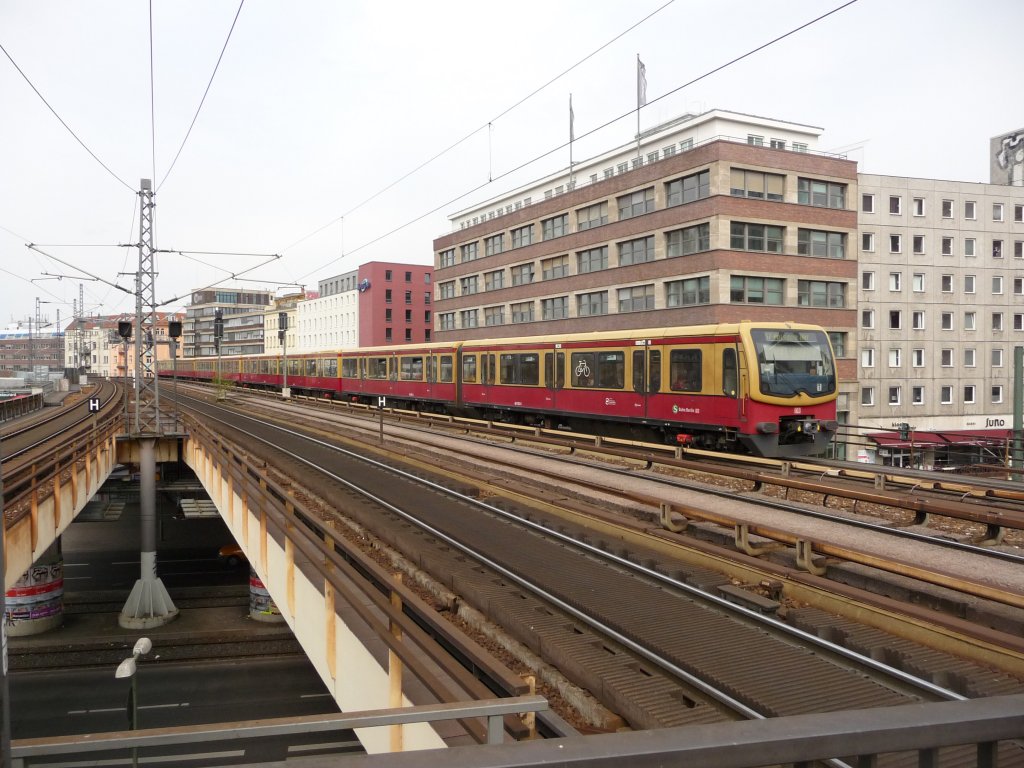 Ein Vollzug 481er befhrt am 11.04.2012 die Berliner Stadtbahn am Bahnhof Alexanderplatz.
S7 -> Potsdam Hauptbahnhof