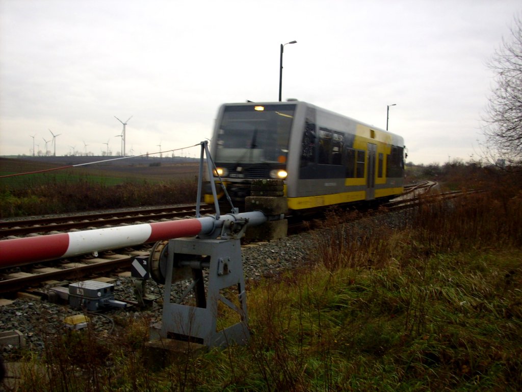 Ein VT 672 der Burgenlandbahn kommt aus Naumburg Ost in Teuchern an und �berquert den B� am ehemaligen Betonwerk; 19.11.2010