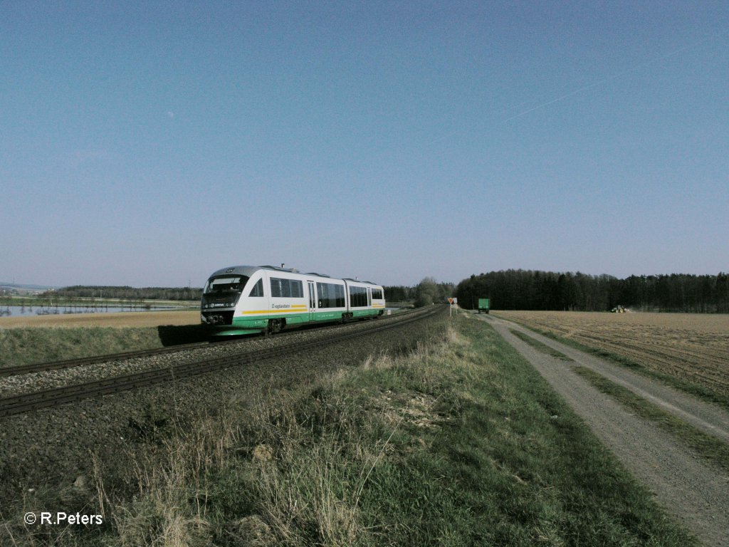 Ein VT zieht als VBG 81924 nach Hof an Oberteich vorbei.24.04.10