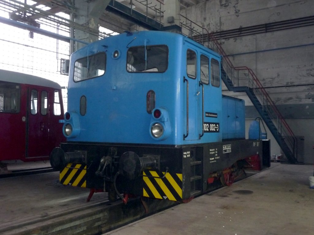 Ein weiterer Neuzugang bei der EBS, die 102 002-3 vom s�chsischen Eisenbahnmuseum in Chemnitz. Hier auf der Montagegrube bei der EBS in Karsdorf; 02.12.2011 (Foto: Klaus Pollm�cher)