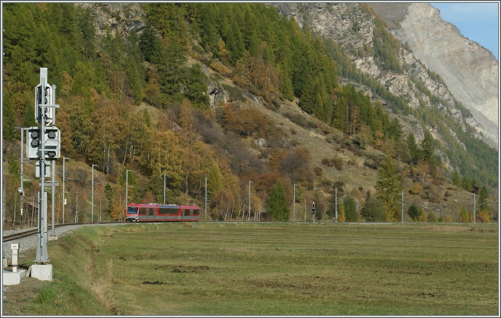 Ein  Zermatt-Shutle  unterwegs nach Zermatt kurz nach Tsch.
19.  Okt. 2012