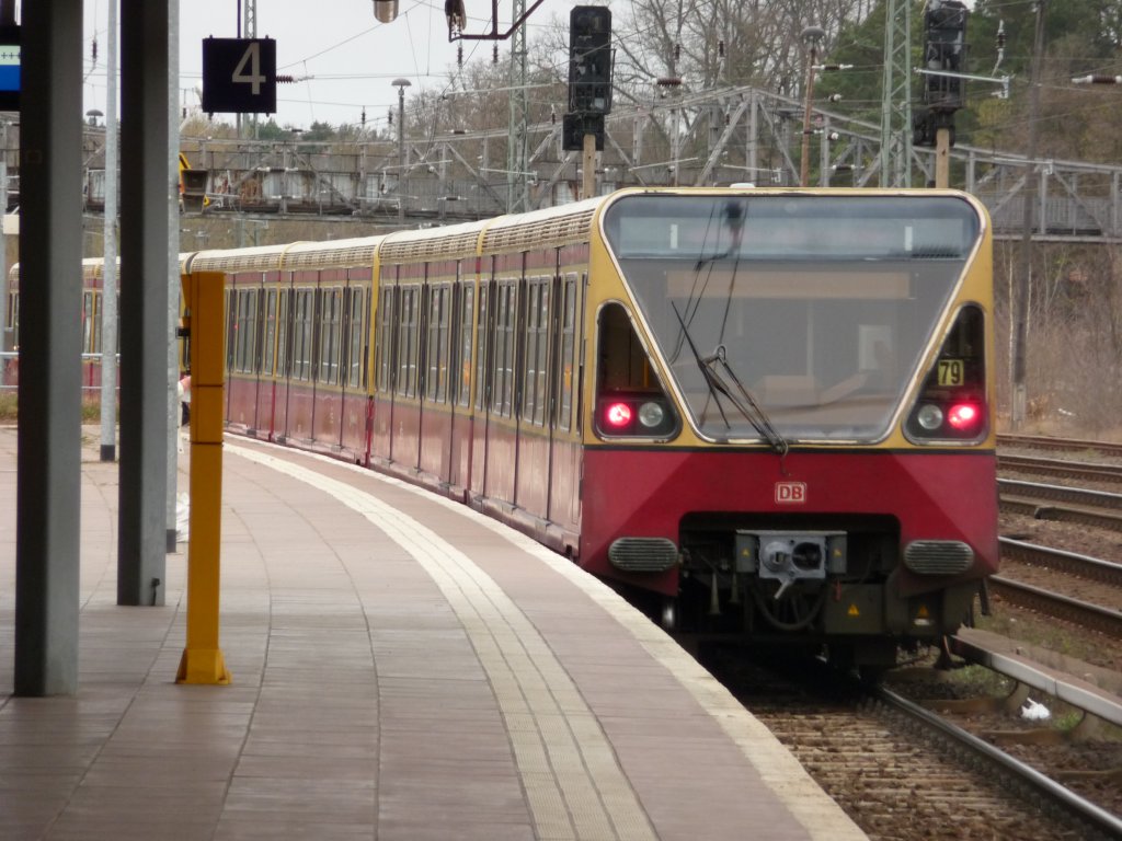 Ein Zug der Baureihe 480 wird in Birkenwerder abgestellt.
S8 -> Birkenwerder