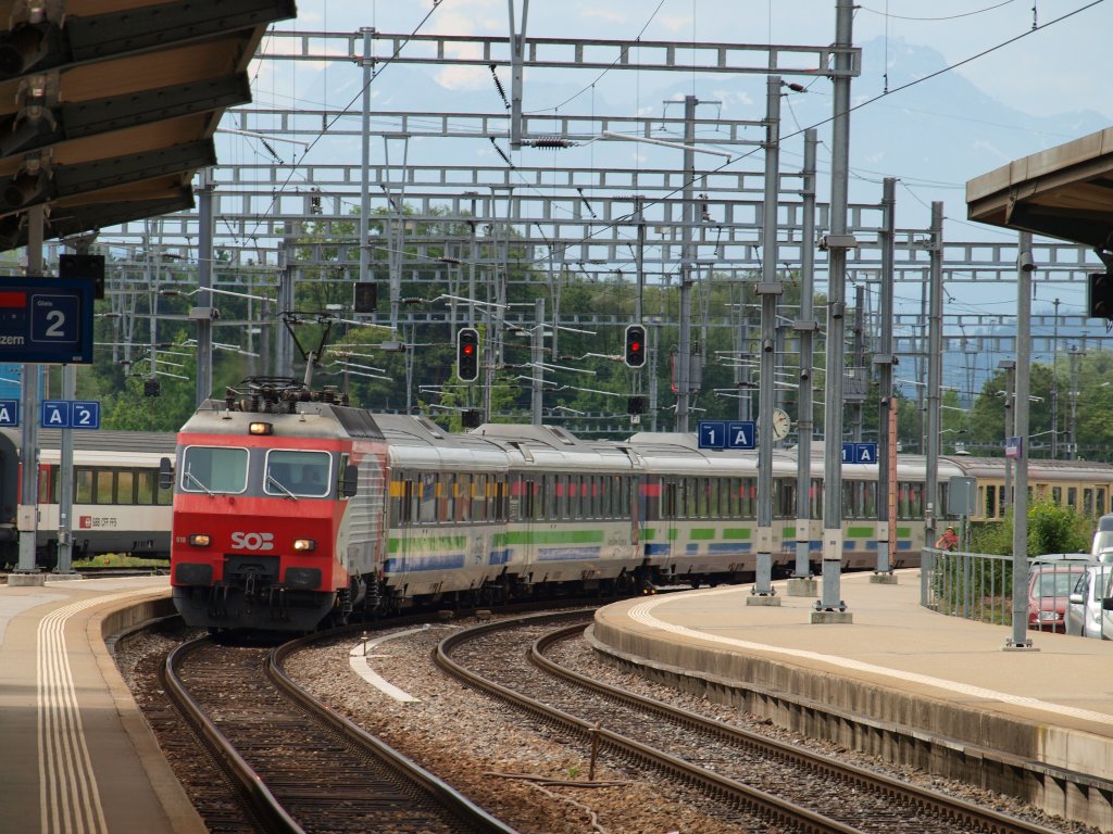 Ein Zug des Voralpen-Express fhrt am 22.06.2011 in Romanshorn ein