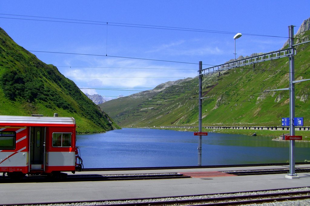 Ein Zug der MGB auf dem Weg nach Andermatt beim Halt auf der Station Oberalppass.(31.07.2007)