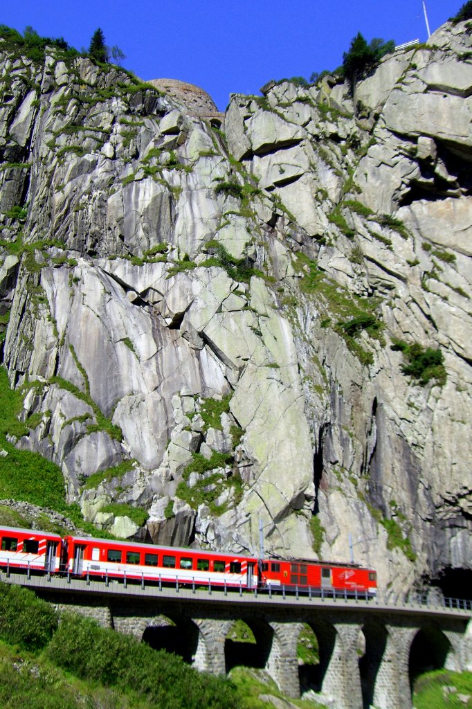 Ein Zug der MGB in der Schllenenschlucht auf dem Weg nach Gschenen am 31.07.2007.