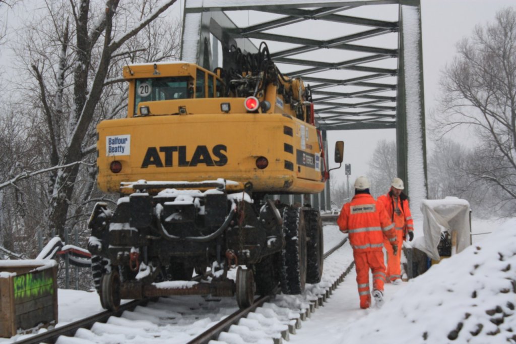 Ein Zweiwegebagger von Balfour Beaty w�hrend der Verlegung der Schienen an und auf der neuen Saalebr�cke in Ro�bach; 28.01.2012 (Foto: Peter Stumpf)