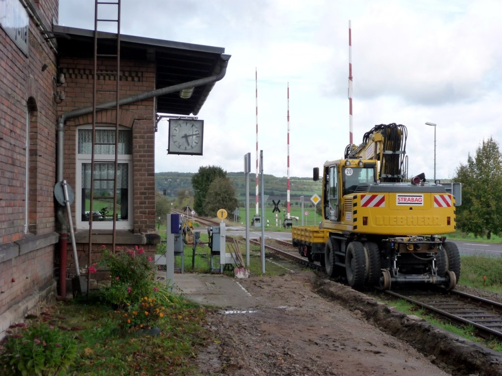 Ein Zweiwegebagger der Strabag am Hp Kleinjena. Dort wurde bereits damit begonnen, die alte Bahnsteigkante zuentfernen; 12.10.2011 (Foto: Klaus Pollm�cher)