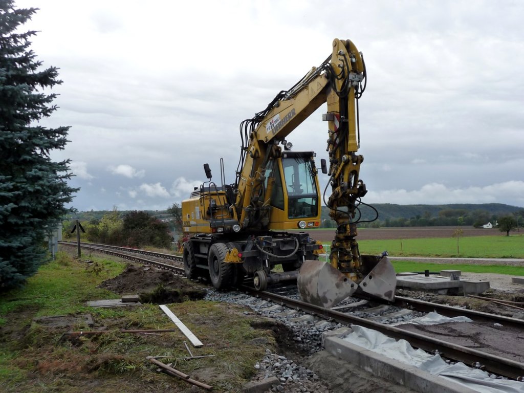 Ein Zweiwegebagger von TS Bau bei den Vorbereitungsarbeiten zum Bau des Hp Ro�bach; 12.10.2011 (Foto: Klaus Pollm�cher)