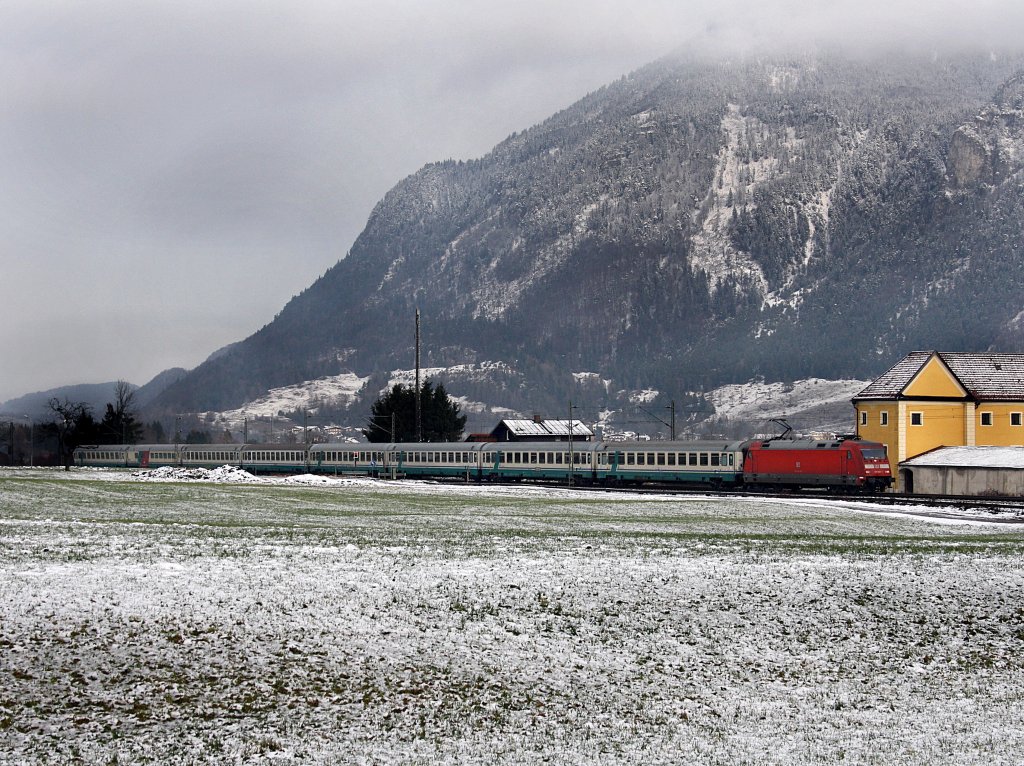 Eine 101 mit einem Italienischen EC am 05.12.2009 unterwegs bei Niederaudorf. 
