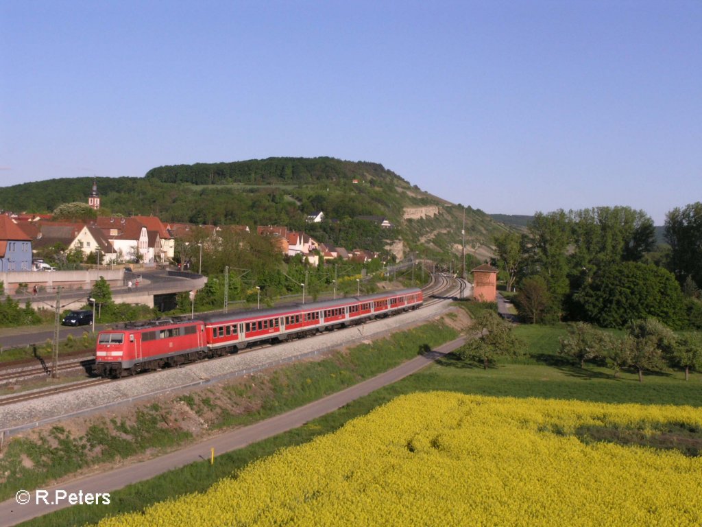 Eine 111 schiebt eine RB Wrzburg durch Retzbach-Zellingen. 10.05.08