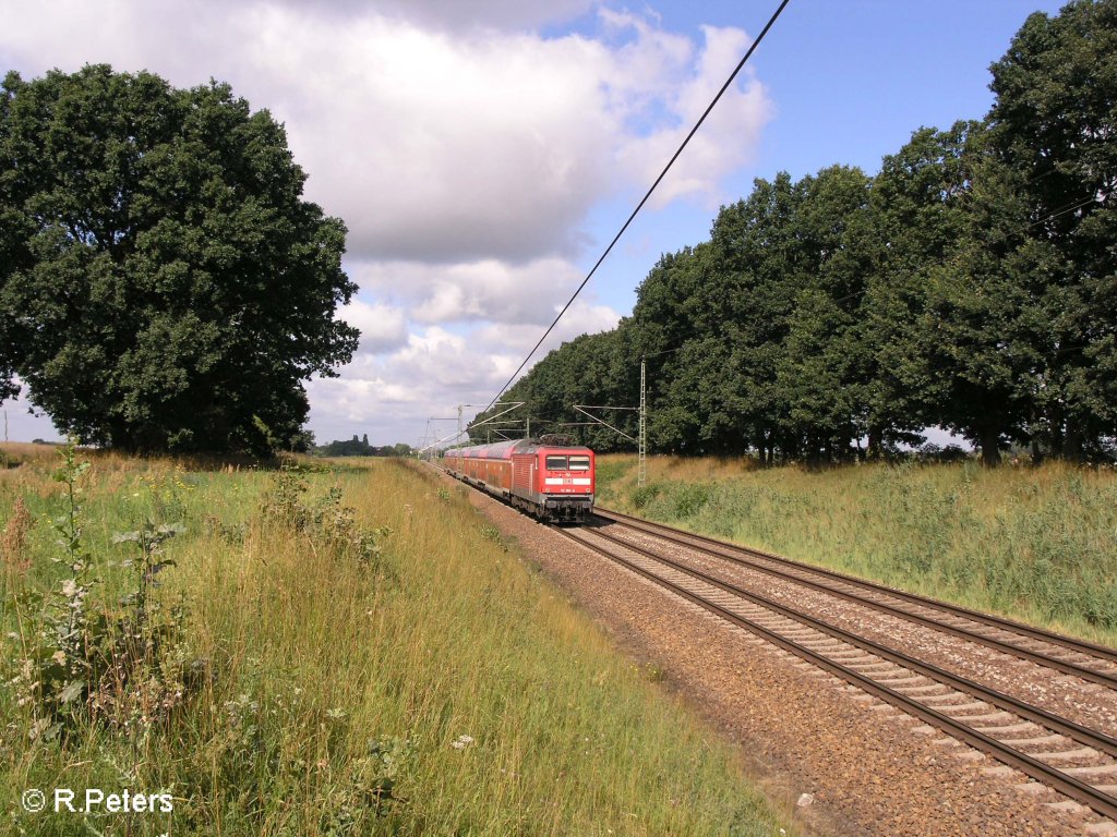 Eine 112 zieht bei Jacobsdorf(Markt) den RE1 Eisenhttenstadt. 17.07.08