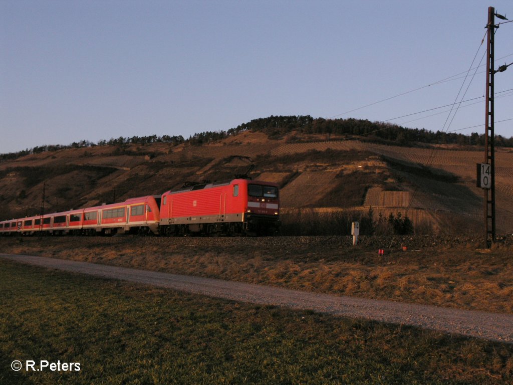 Eine 112er zieht bei Thngersheim im letzten Licht ein RE nach wrzburg. 16.02.08