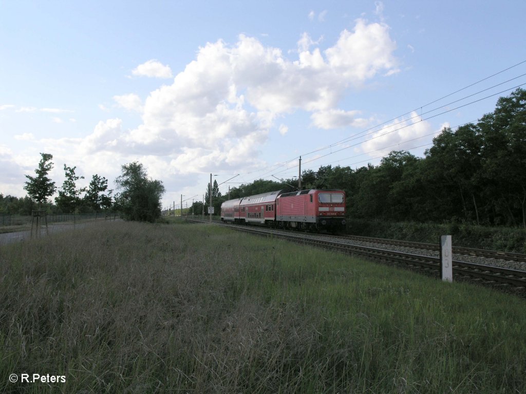 Eine 143 schiebt kurz hinter Eisenhttenstadt den RB11 Frankfurt/Oder. 28.05.09