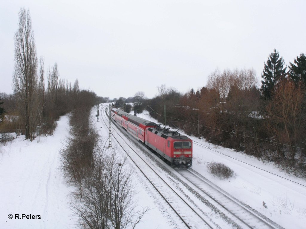 Eine 143iger schiebt die S10 nach Halle bei Schkeuditz. 20.12.10