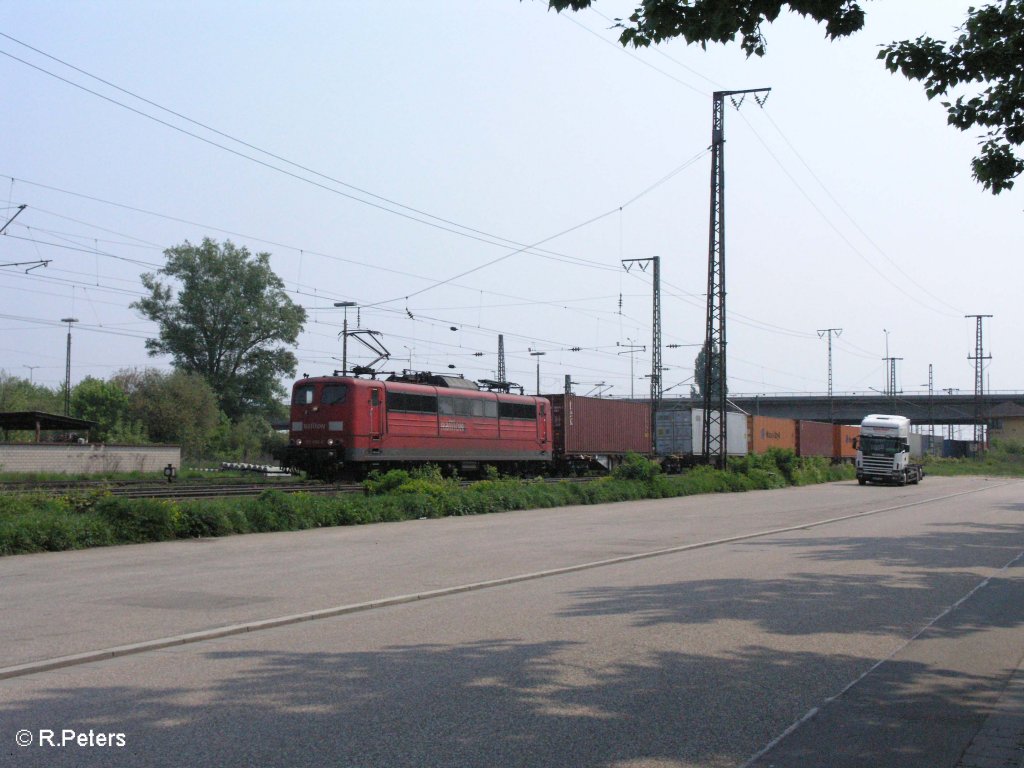 Eine 151iger zieht bei Regensburg Ost ein Containerzug. 01.05.09