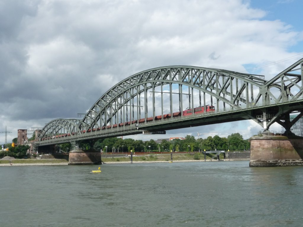 Eine 155er berquert am 06.08.2012 die Klner Sdbrcke.