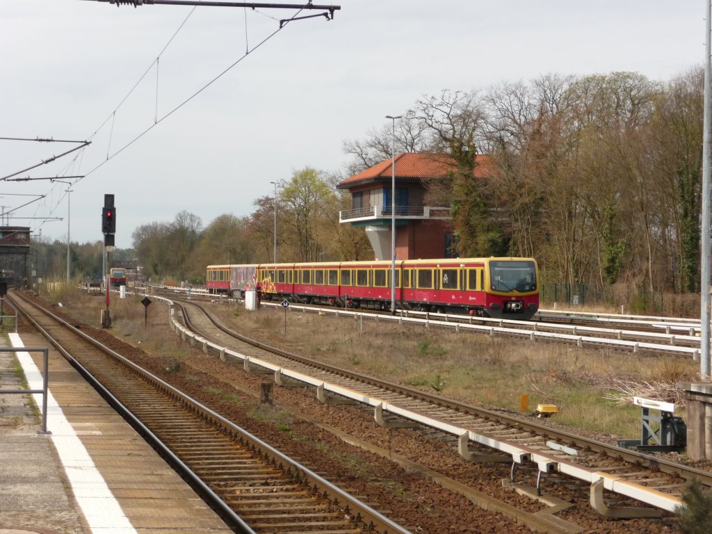 Eine abgestellte 481er-Garnitur in Berlin-Wannsee, 11.04.2012.