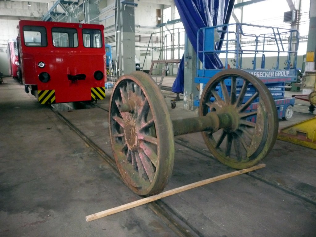Eine Achse von einer Dampflok der BR 50 bei der EBS in Karsdorf; 24.02.2012 (Foto: Klaus Pollm�cher)