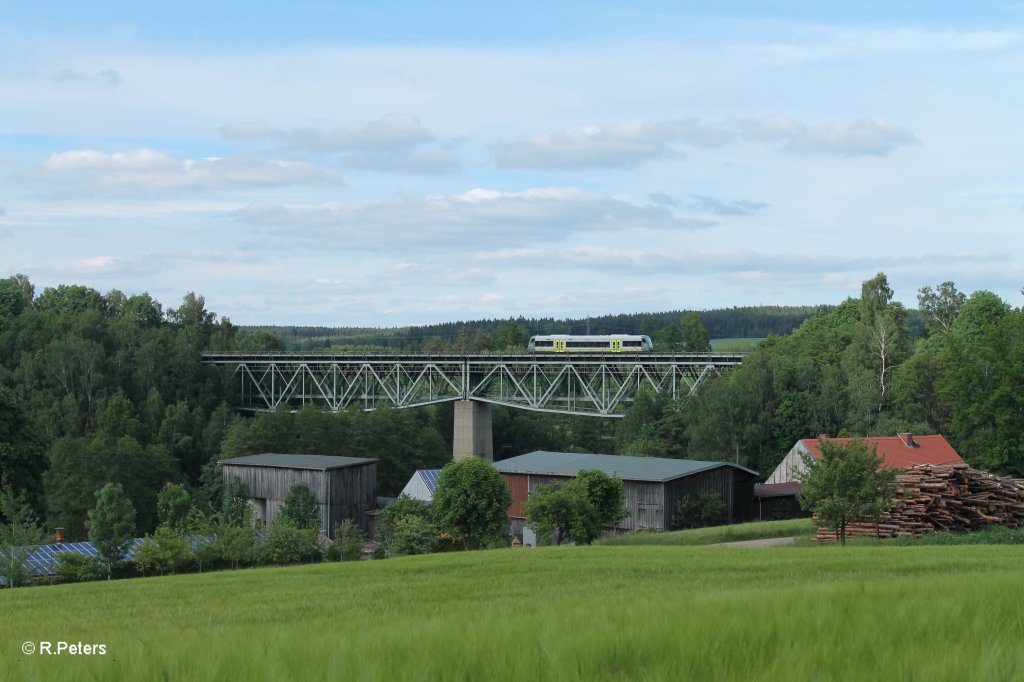 Eine Agilis nach Hof auf dem Viadukt bei Unterthlau. 14.06.13