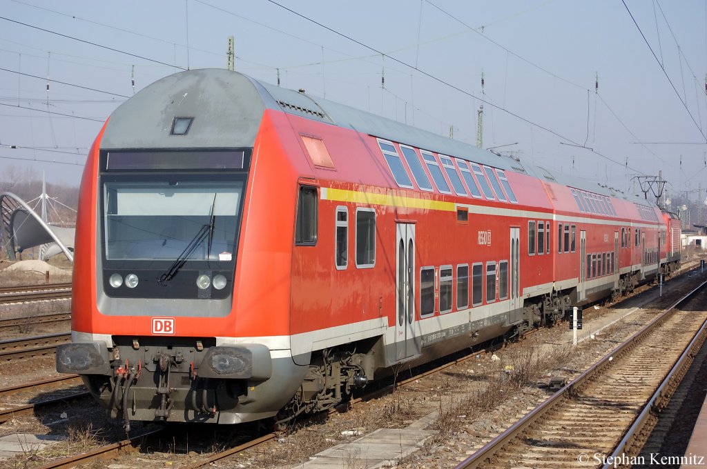 Eine alte Dostos Garnitur mit der E-Lok 143 190-7 steht in Magdeburg Hbf und wartet auf neue Aufgaben. 01.03.2011