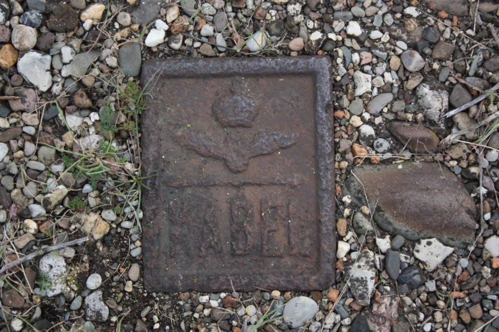 Eine alte Kabelschachtabdeckung im Naumburger Hauptbahnhof; 23.09.2011 (Foto: Peter Stumpf)