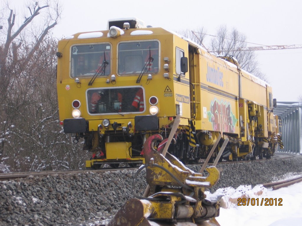 Eine Balfour Beatty JumboTec Stopfmaschine von Plasser & Theurer am 29.01.2012 an der Baustelle der neuen Saalebr�cke in Ro�bach. (Foto: Hans Grau)