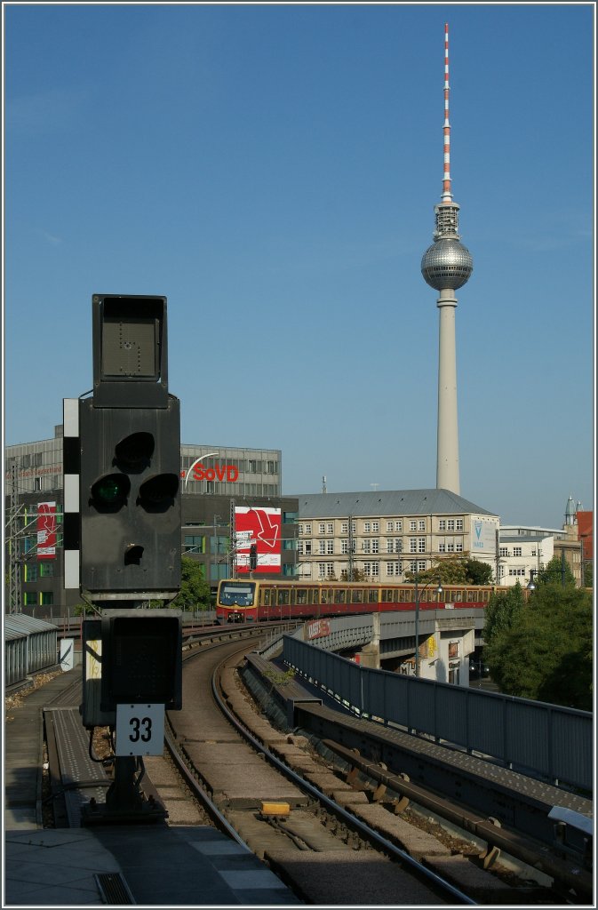 Eine Berliner S-Bahn erreicht in Krze die Station  Jannowitzbrcke. 
17.09.2012