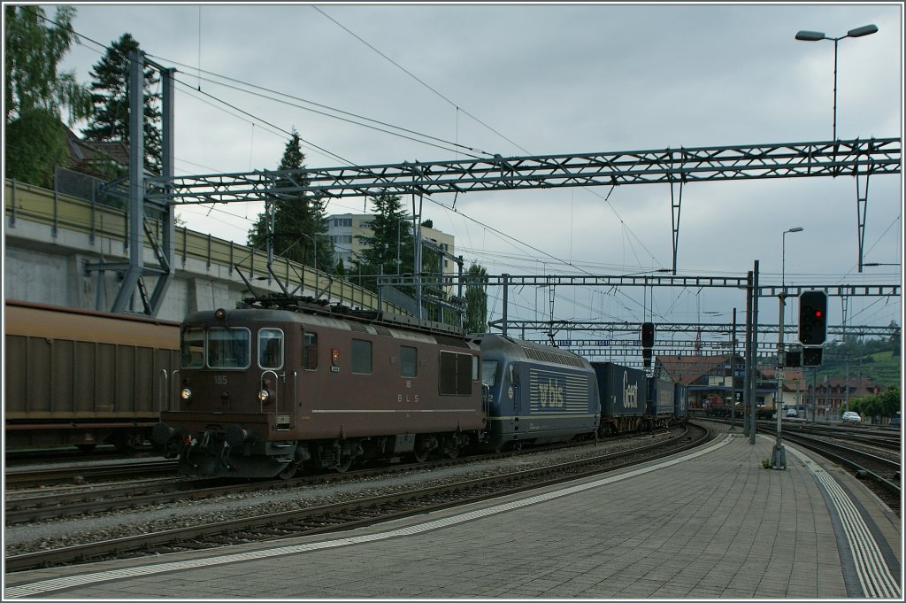 Eine BLS Re 4/4 und Re 465 erreichen mit einem Gterzug Spiez. 
29. Juni 2011